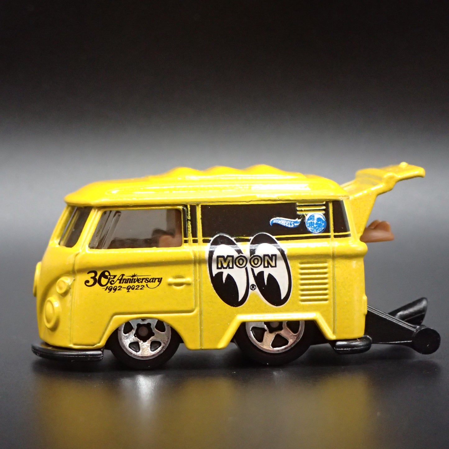 VW VOLKSWAGEN KOOL KOMBI MINI BUS VAN MOONEYES RARE 1:64 SCALE DIECAST MODEL CAR