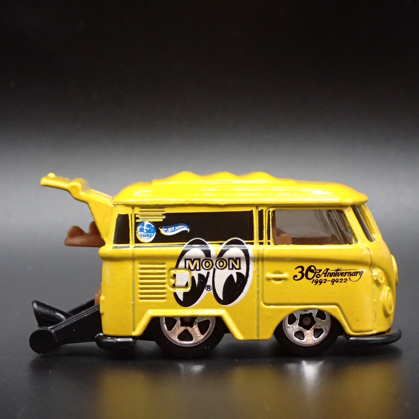 VW VOLKSWAGEN KOOL KOMBI MINI BUS VAN MOONEYES RARE 1:64 SCALE DIECAST MODEL CAR