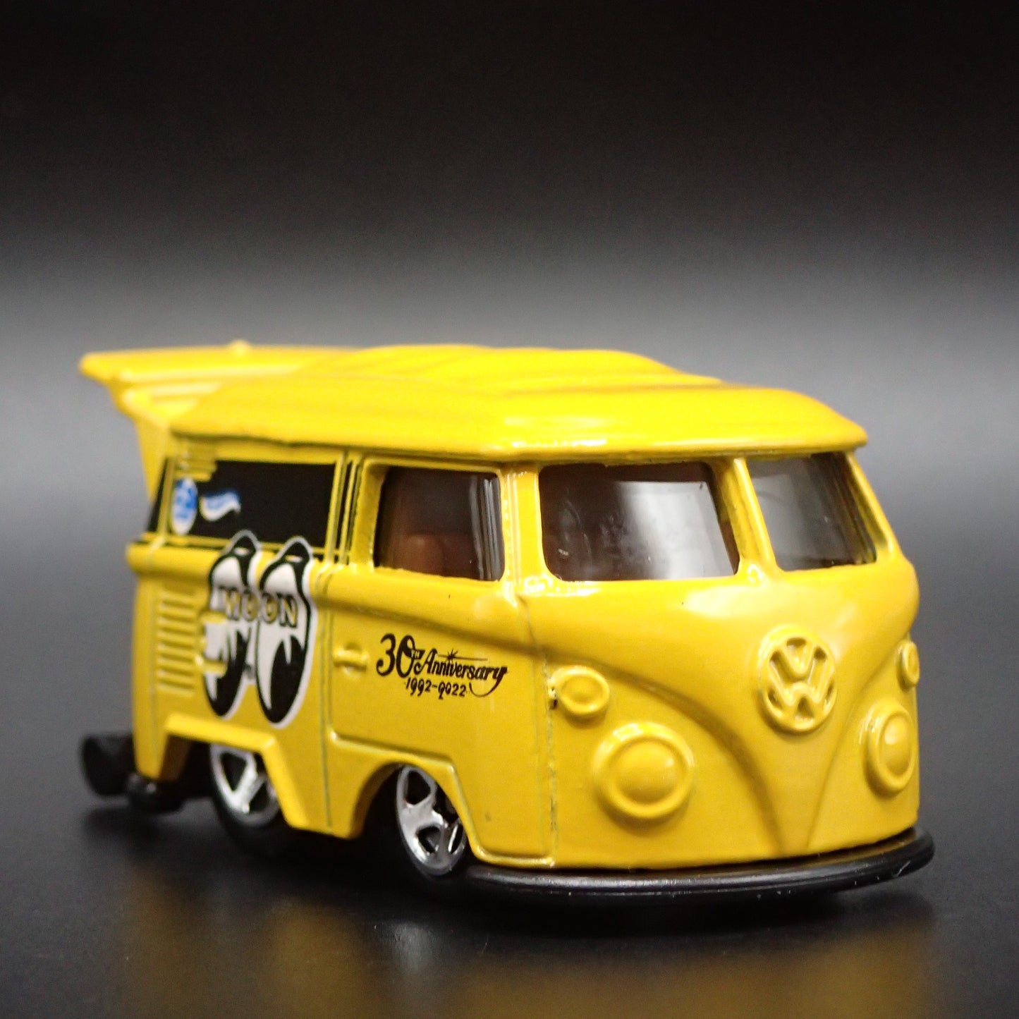 VW VOLKSWAGEN KOOL KOMBI MINI BUS VAN MOONEYES RARE 1:64 SCALE DIECAST MODEL CAR