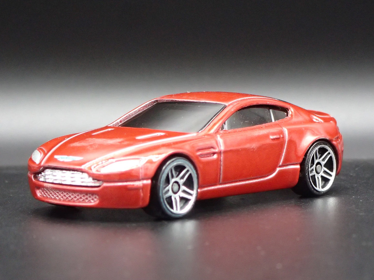 2006-2018 ASTON MARTIN V8 VANTAGE BURGUNDY 1/64 SCALE DIORAMA DIECAST MODEL CAR