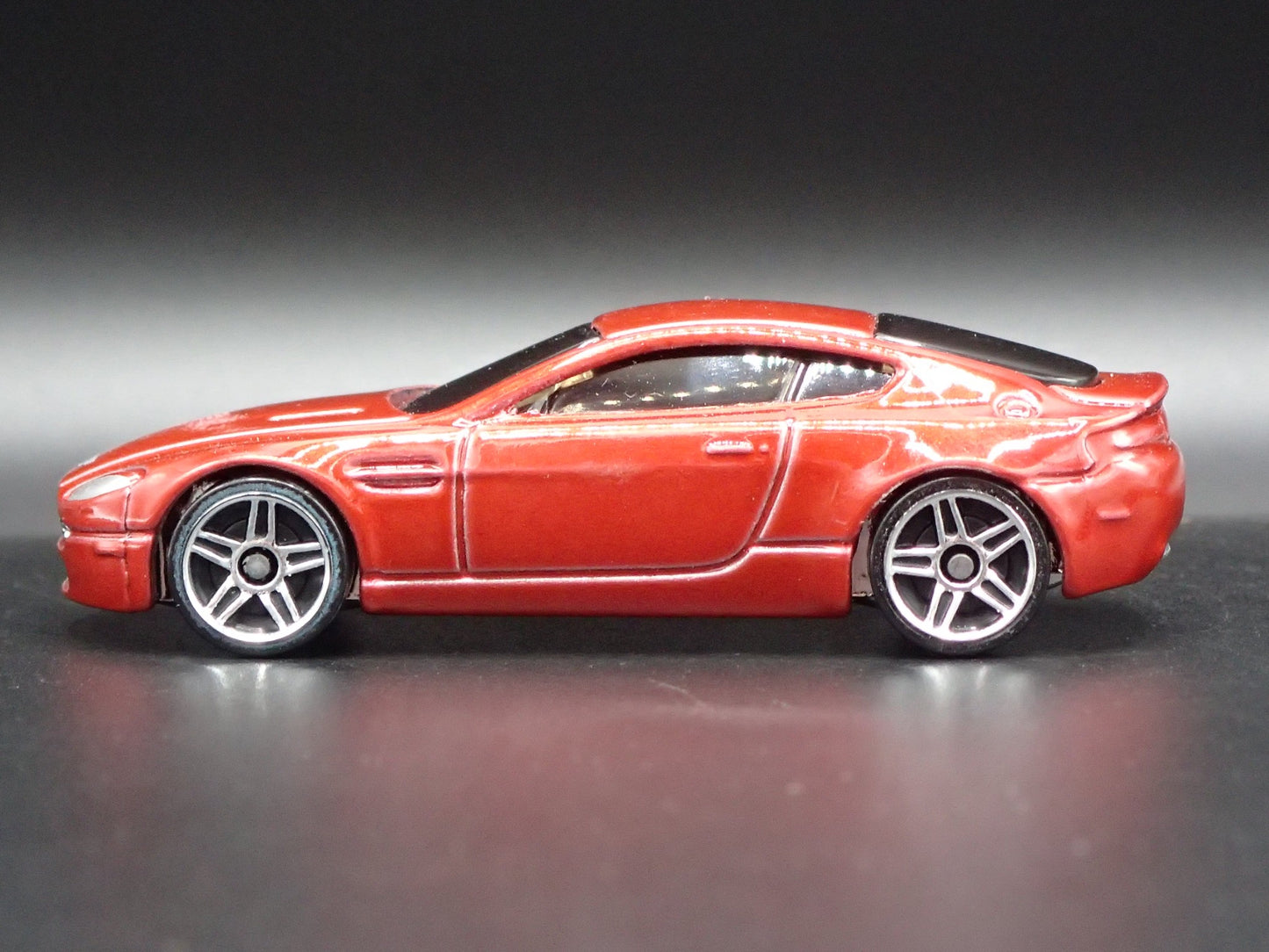 2006-2018 ASTON MARTIN V8 VANTAGE BURGUNDY 1/64 SCALE DIORAMA DIECAST MODEL CAR