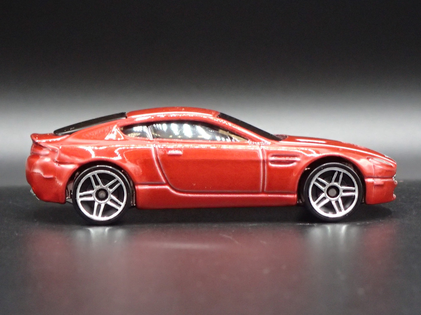 2006-2018 ASTON MARTIN V8 VANTAGE BURGUNDY 1/64 SCALE DIORAMA DIECAST MODEL CAR