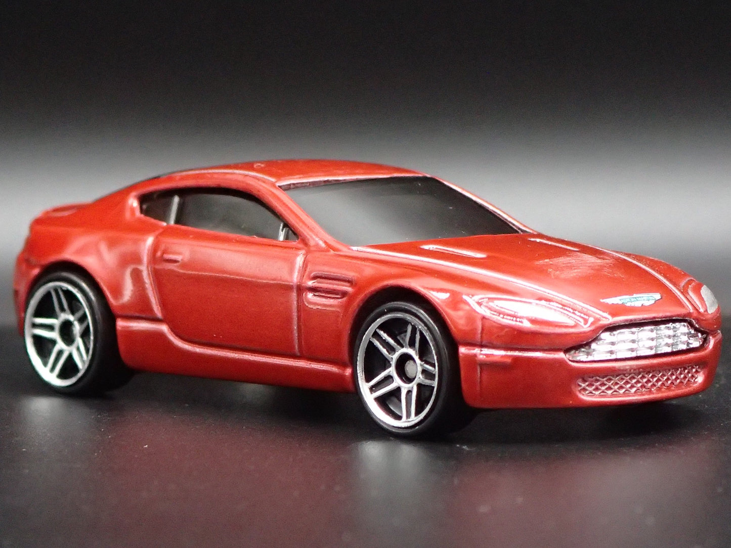 2006-2018 ASTON MARTIN V8 VANTAGE BURGUNDY 1/64 SCALE DIORAMA DIECAST MODEL CAR