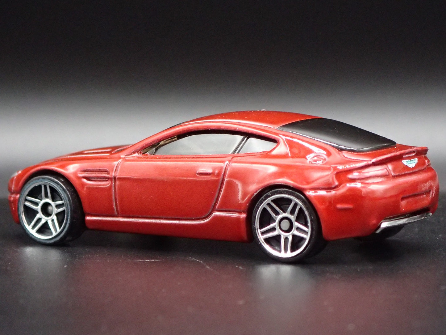 2006-2018 ASTON MARTIN V8 VANTAGE BURGUNDY 1/64 SCALE DIORAMA DIECAST MODEL CAR
