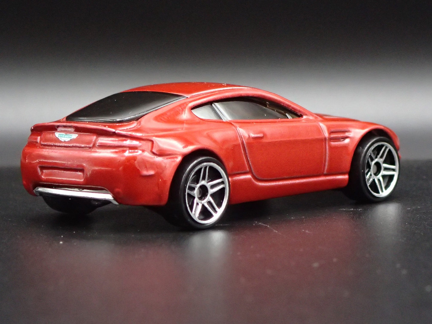 2006-2018 ASTON MARTIN V8 VANTAGE BURGUNDY 1/64 SCALE DIORAMA DIECAST MODEL CAR