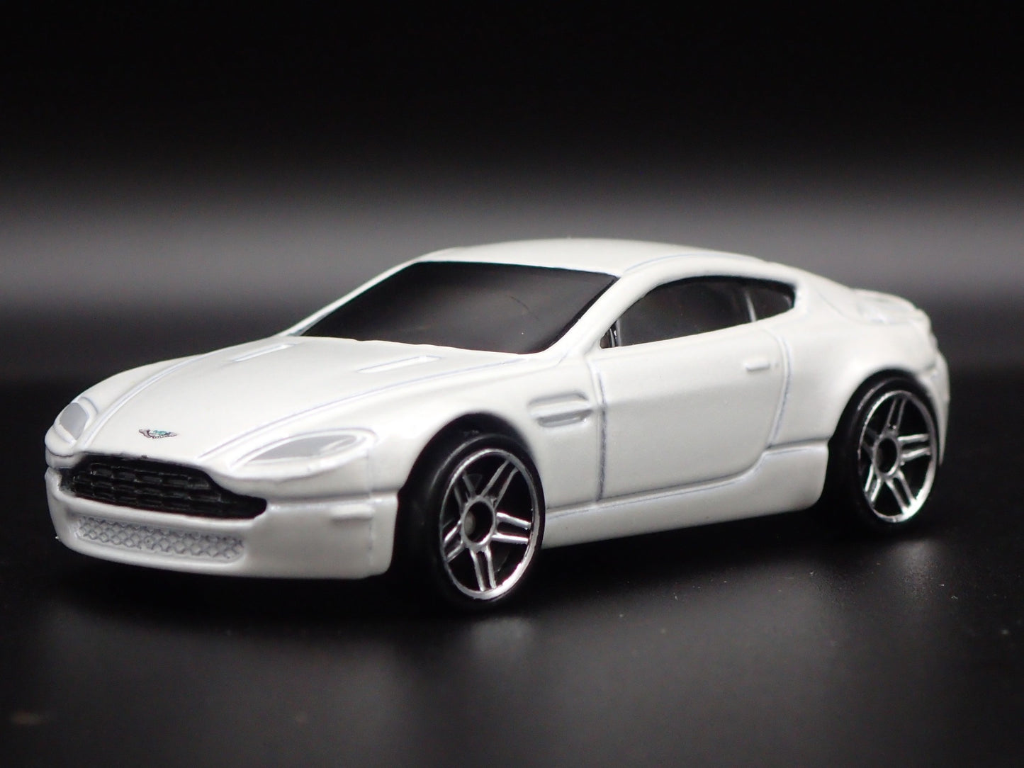 2006-2018 ASTON MARTIN V8 VANTAGE WHITE 1/64 SCALE DIORAMA DIECAST MODEL CAR