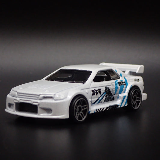1989-1994 NISSAN SKYLINE GTR R32 GODZILLA 1:64 SCALE DIORAMA DIECAST MODEL CAR