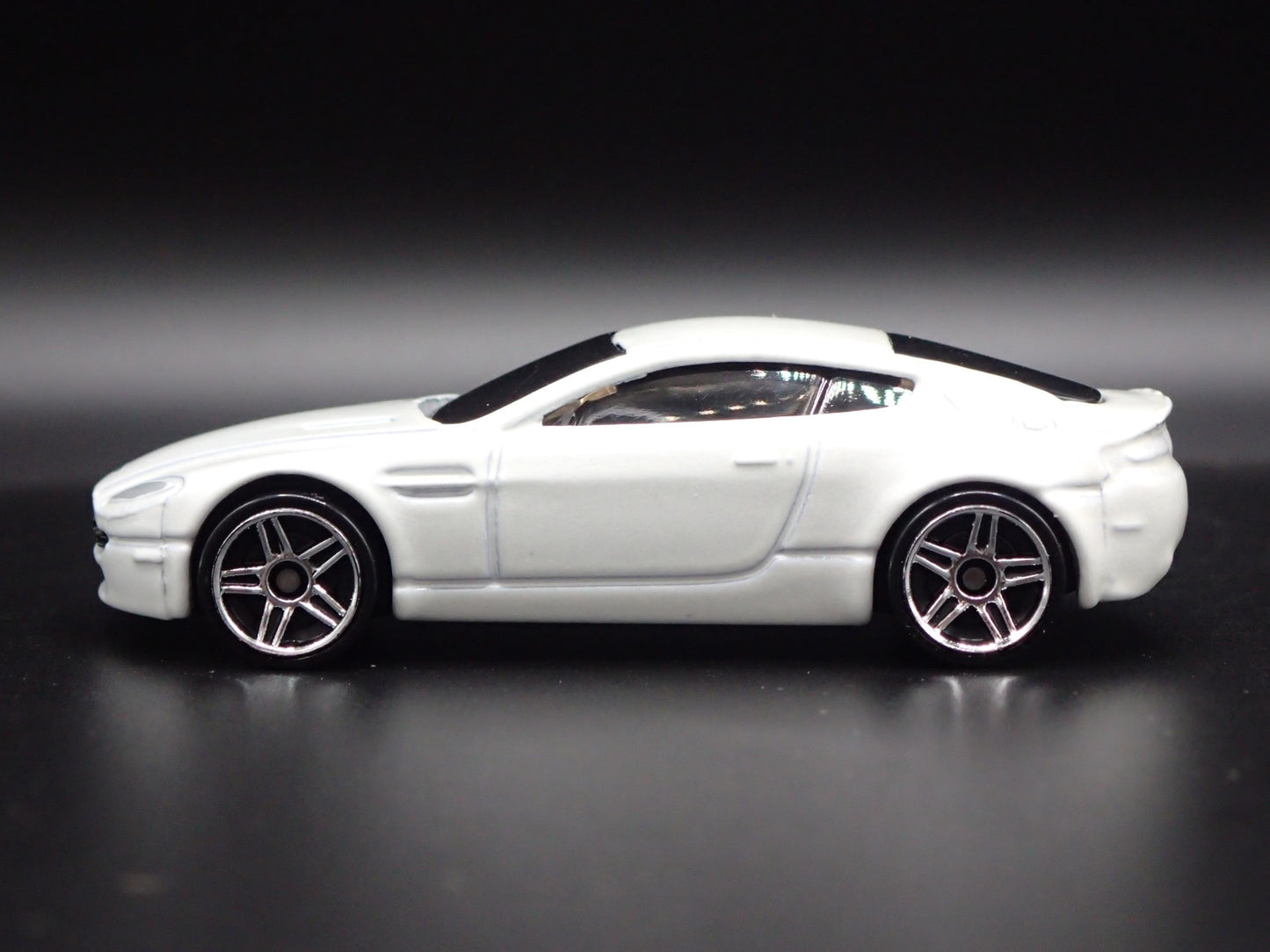 2006-2018 ASTON MARTIN V8 VANTAGE WHITE 1/64 SCALE DIORAMA DIECAST MODEL CAR