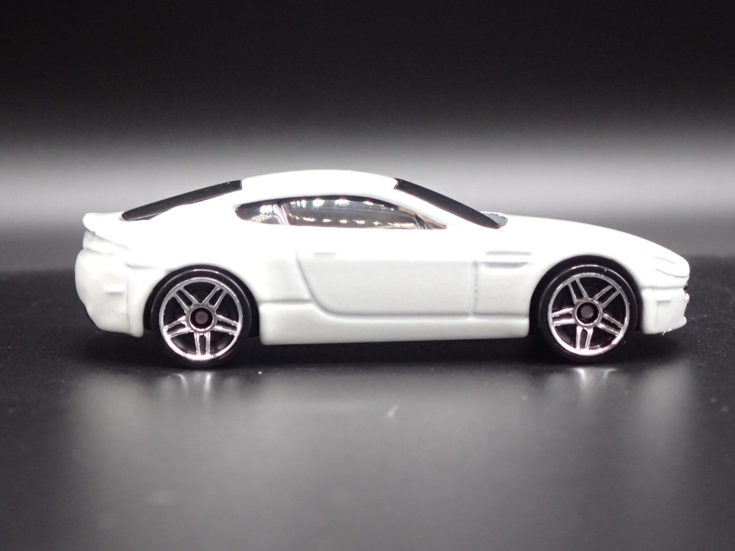 2006-2018 ASTON MARTIN V8 VANTAGE WHITE 1/64 SCALE DIORAMA DIECAST MODEL CAR