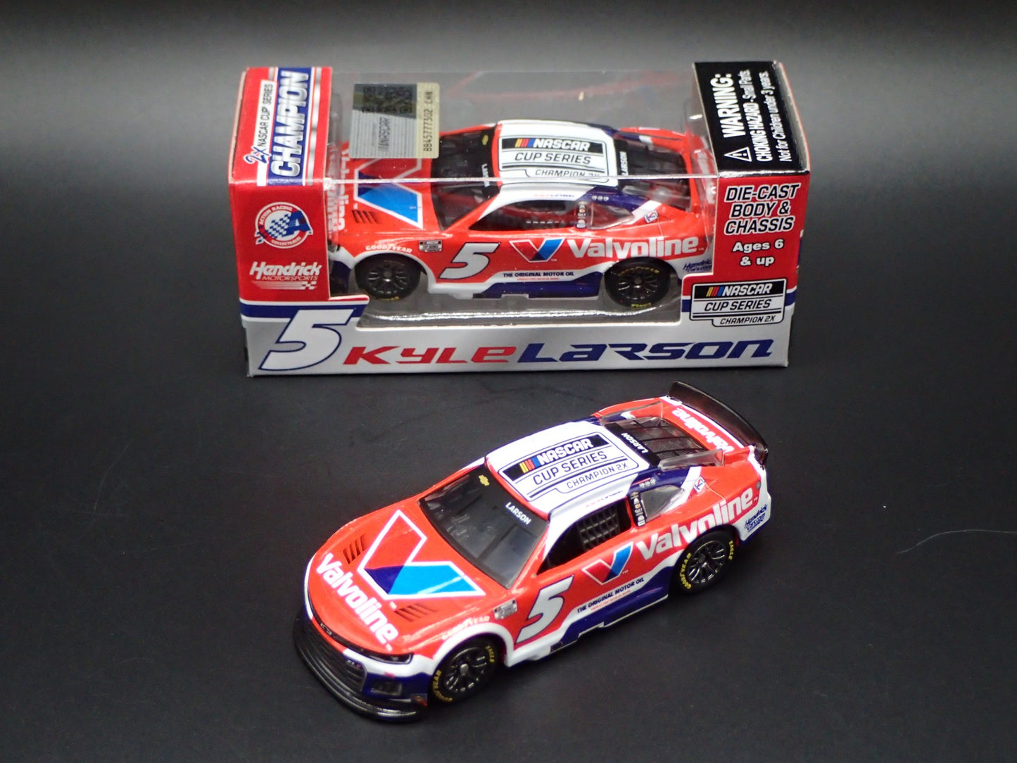 2025 25 CHEVROLET 5 KYLE LARSON VALVOLINE NASCAR CHAMPION 1:64 DIECAST MODEL CAR