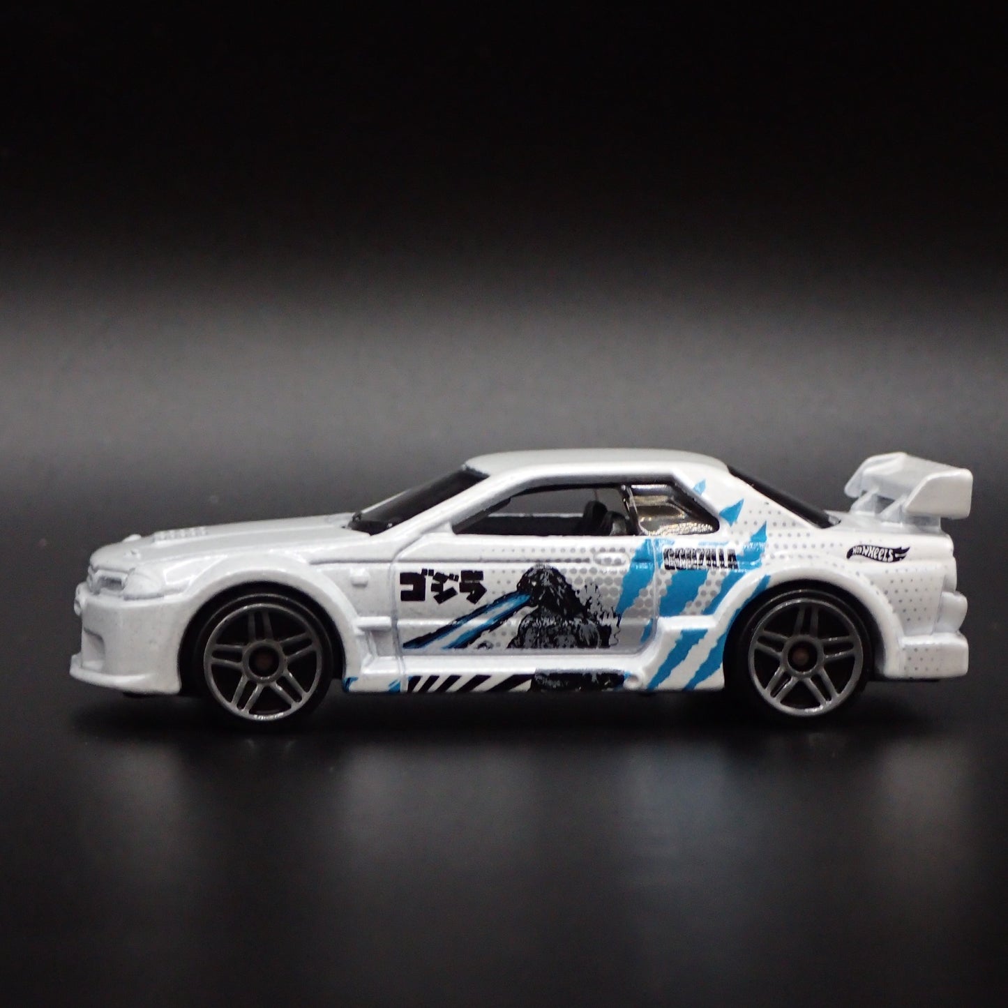 1989-1994 NISSAN SKYLINE GTR R32 GODZILLA 1:64 SCALE DIORAMA DIECAST MODEL CAR