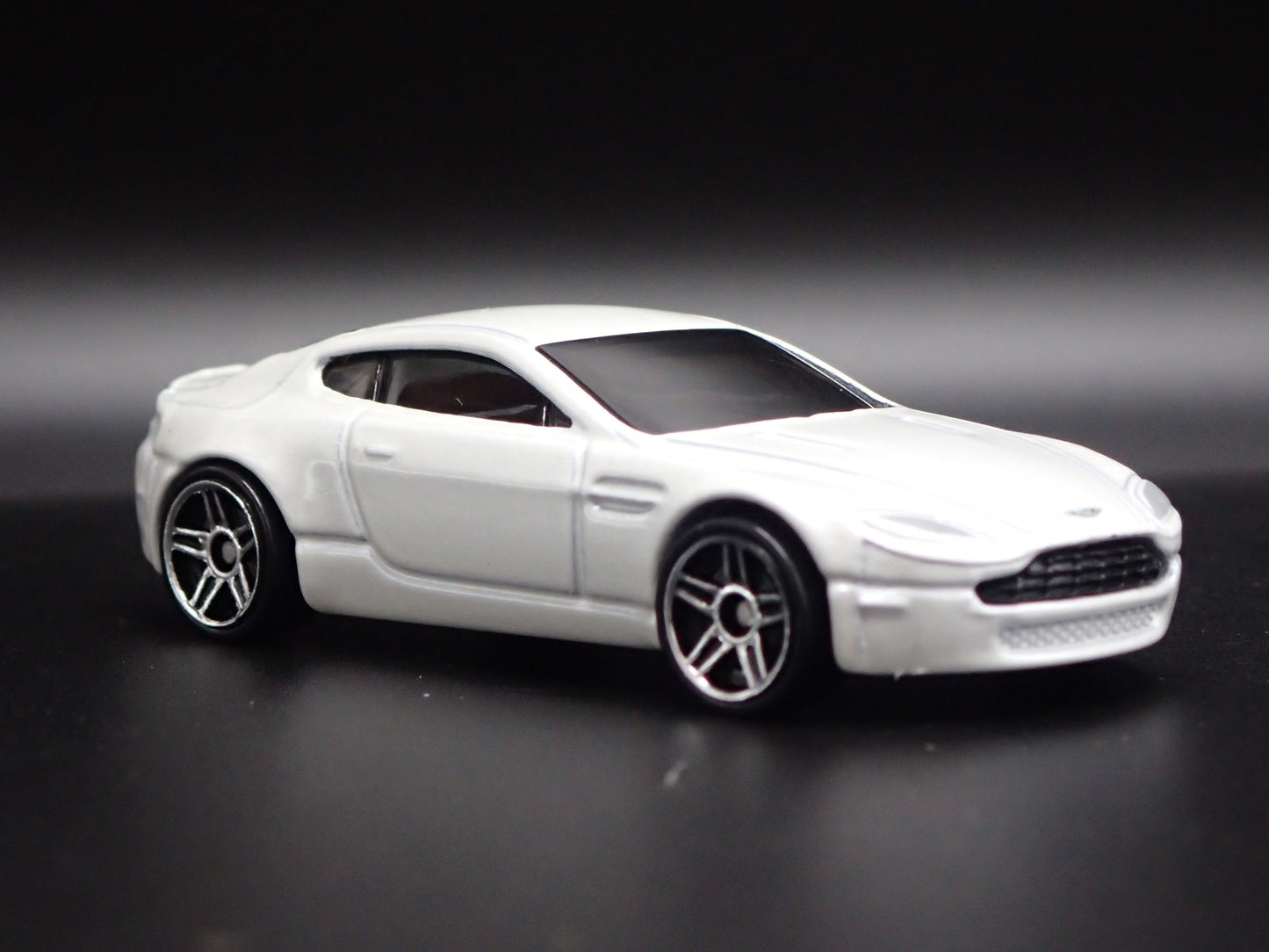 2006-2018 ASTON MARTIN V8 VANTAGE WHITE 1/64 SCALE DIORAMA DIECAST MODEL CAR