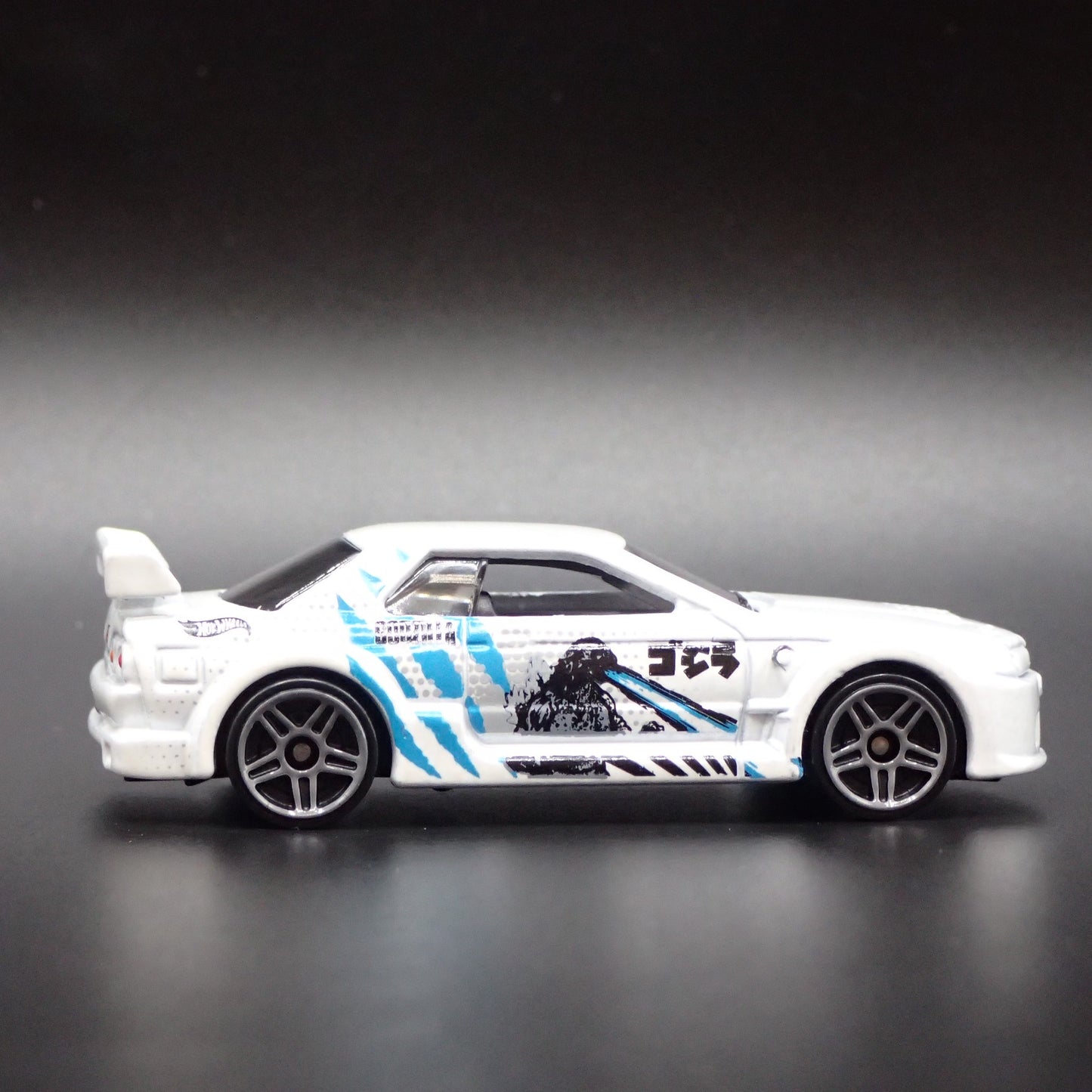 1989-1994 NISSAN SKYLINE GTR R32 GODZILLA 1:64 SCALE DIORAMA DIECAST MODEL CAR