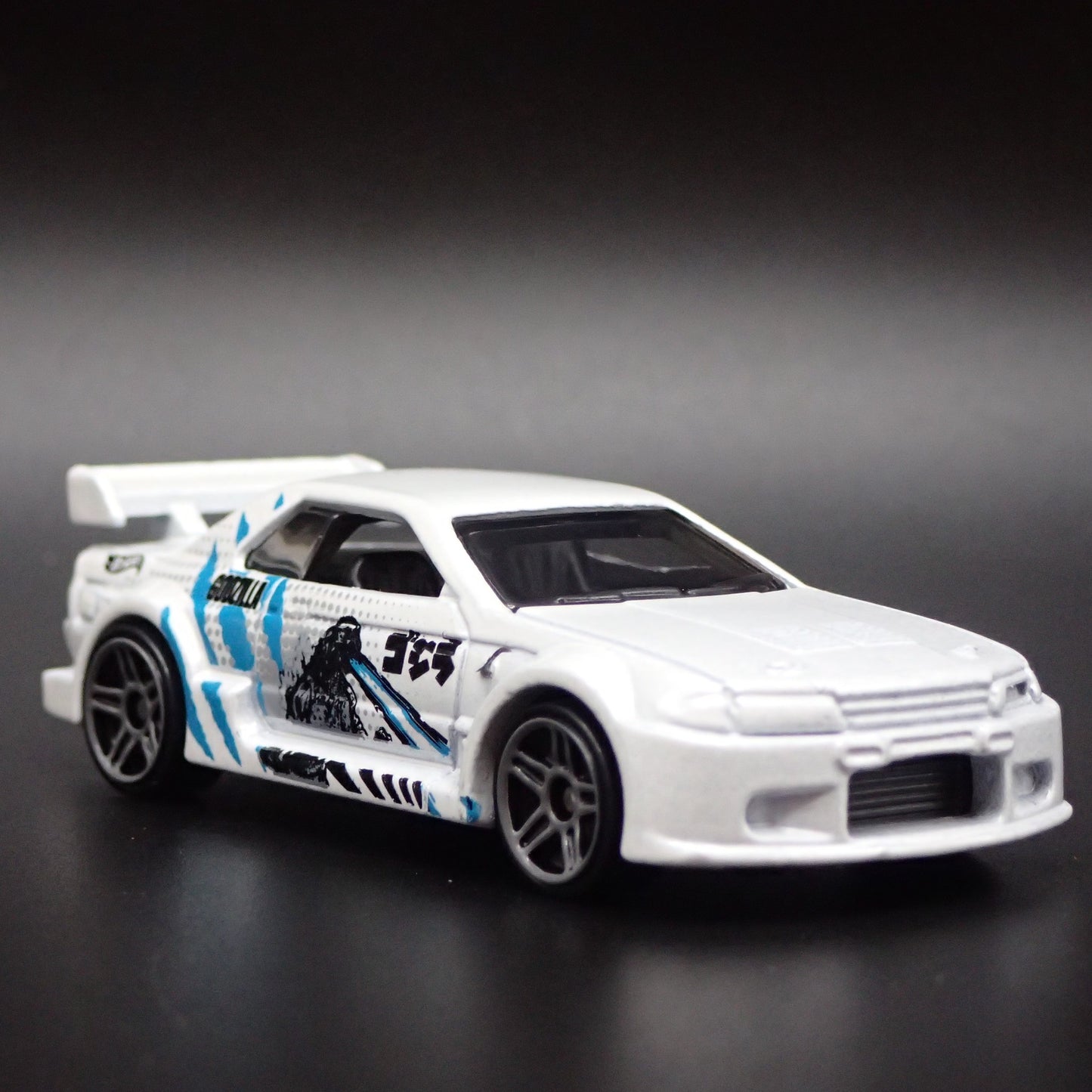 1989-1994 NISSAN SKYLINE GTR R32 GODZILLA 1:64 SCALE DIORAMA DIECAST MODEL CAR