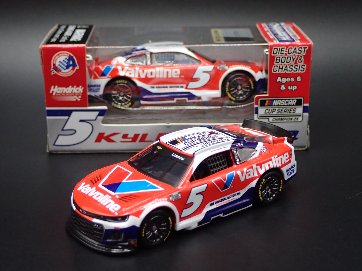 2025 25 CHEVROLET 5 KYLE LARSON VALVOLINE NASCAR CHAMPION 1:64 DIECAST MODEL CAR