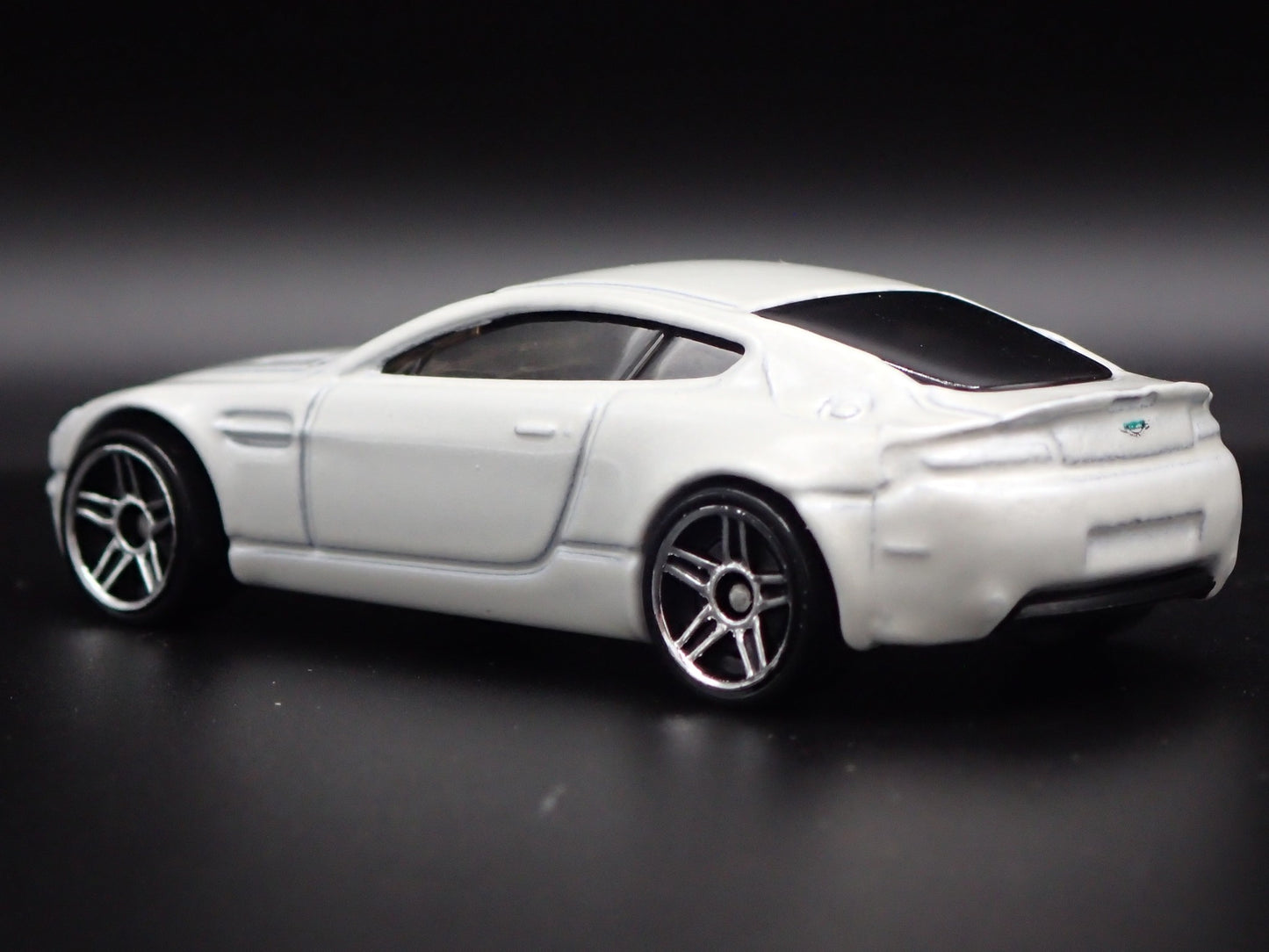 2006-2018 ASTON MARTIN V8 VANTAGE WHITE 1/64 SCALE DIORAMA DIECAST MODEL CAR