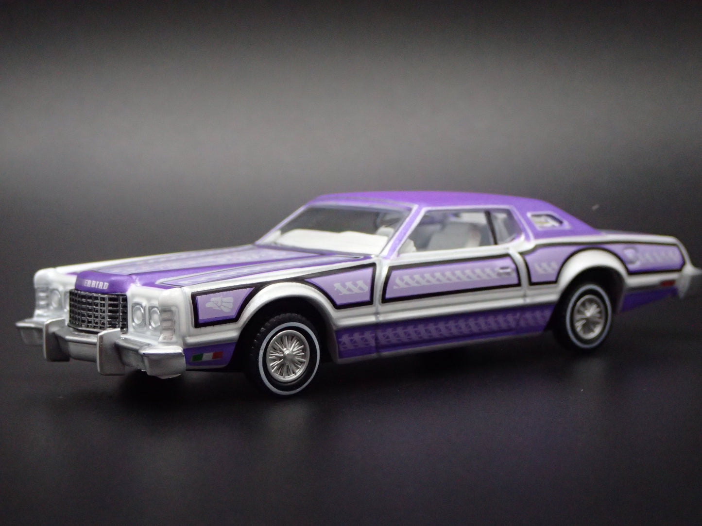 1973 73 FORD THUNDERBIRD LOWRIDER PURPLE 1:64 SCALE DIORAMA DIECAST MODEL CAR