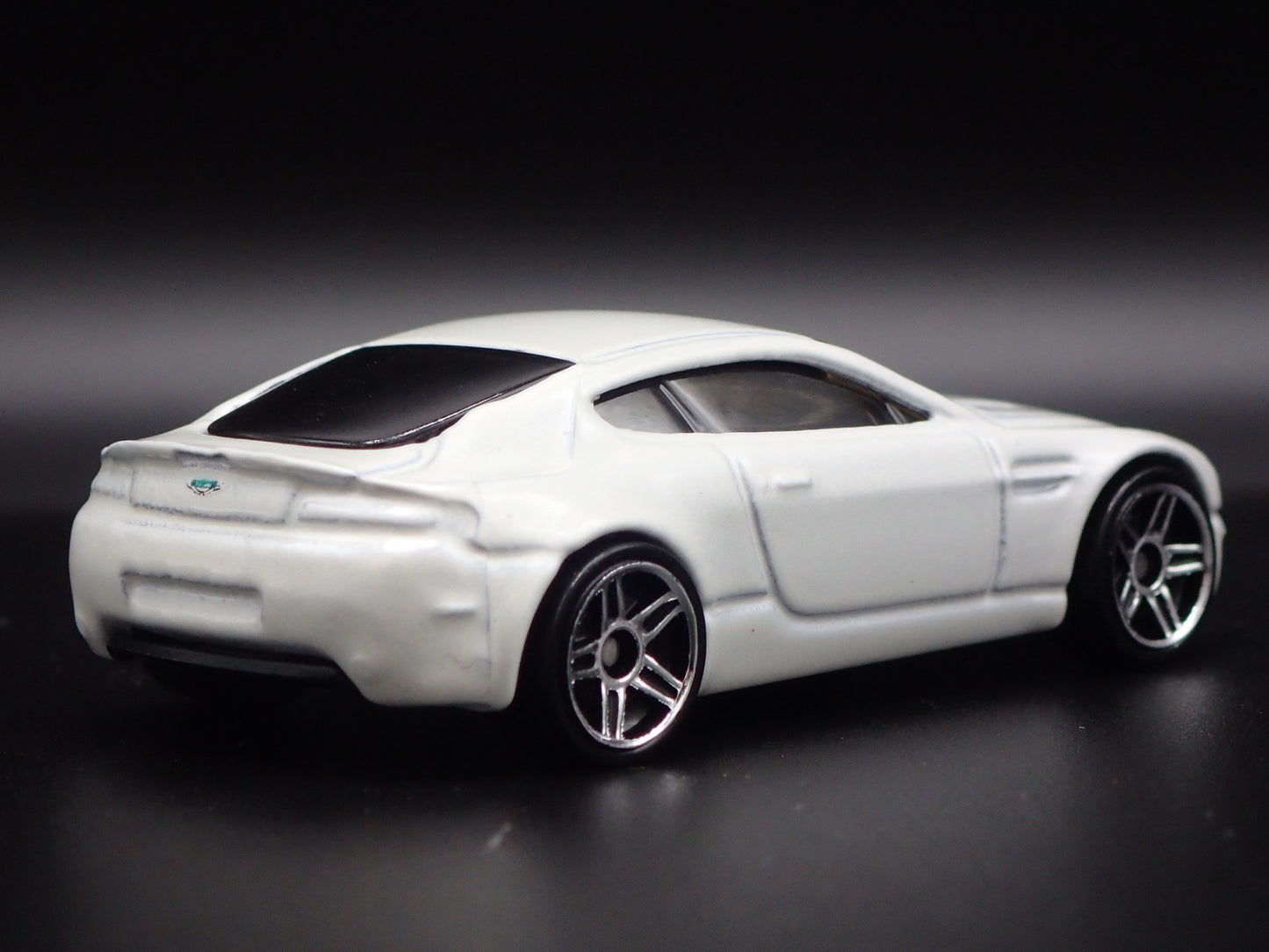 2006-2018 ASTON MARTIN V8 VANTAGE WHITE 1/64 SCALE DIORAMA DIECAST MODEL CAR