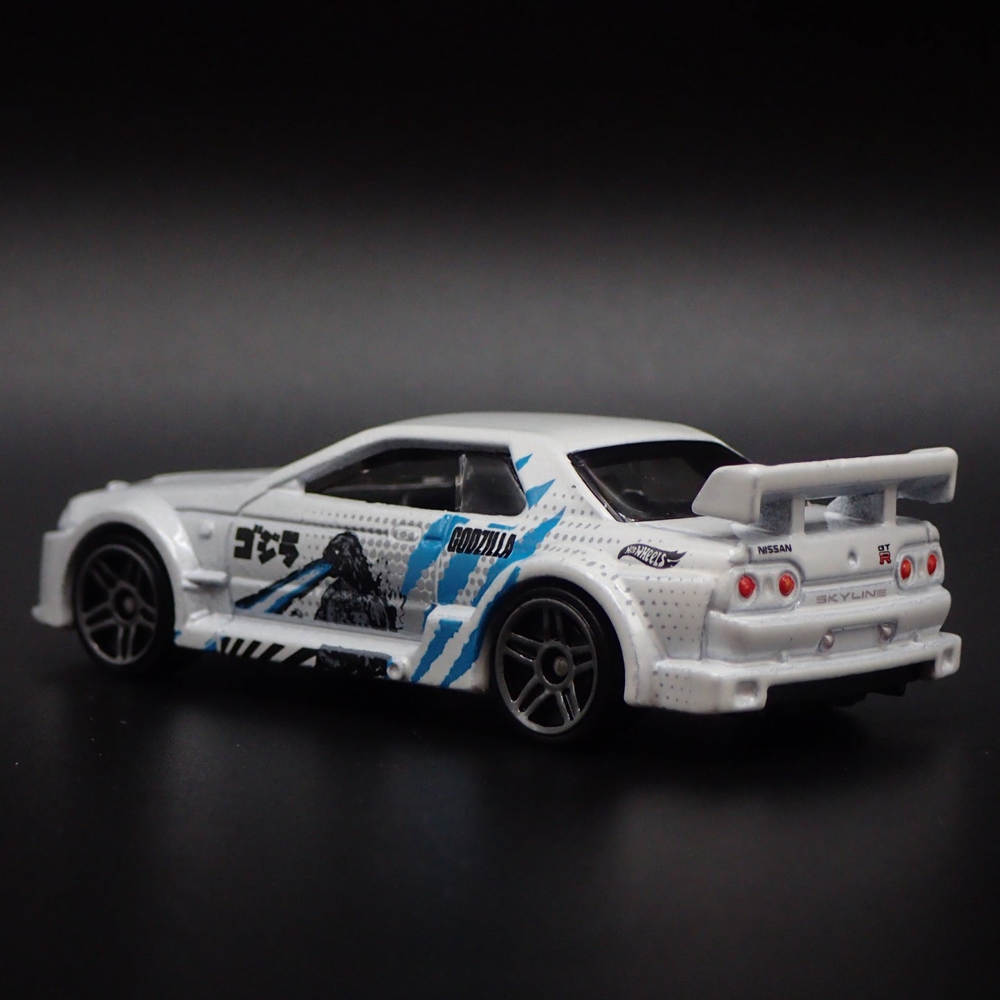 1989-1994 NISSAN SKYLINE GTR R32 GODZILLA 1:64 SCALE DIORAMA DIECAST MODEL CAR