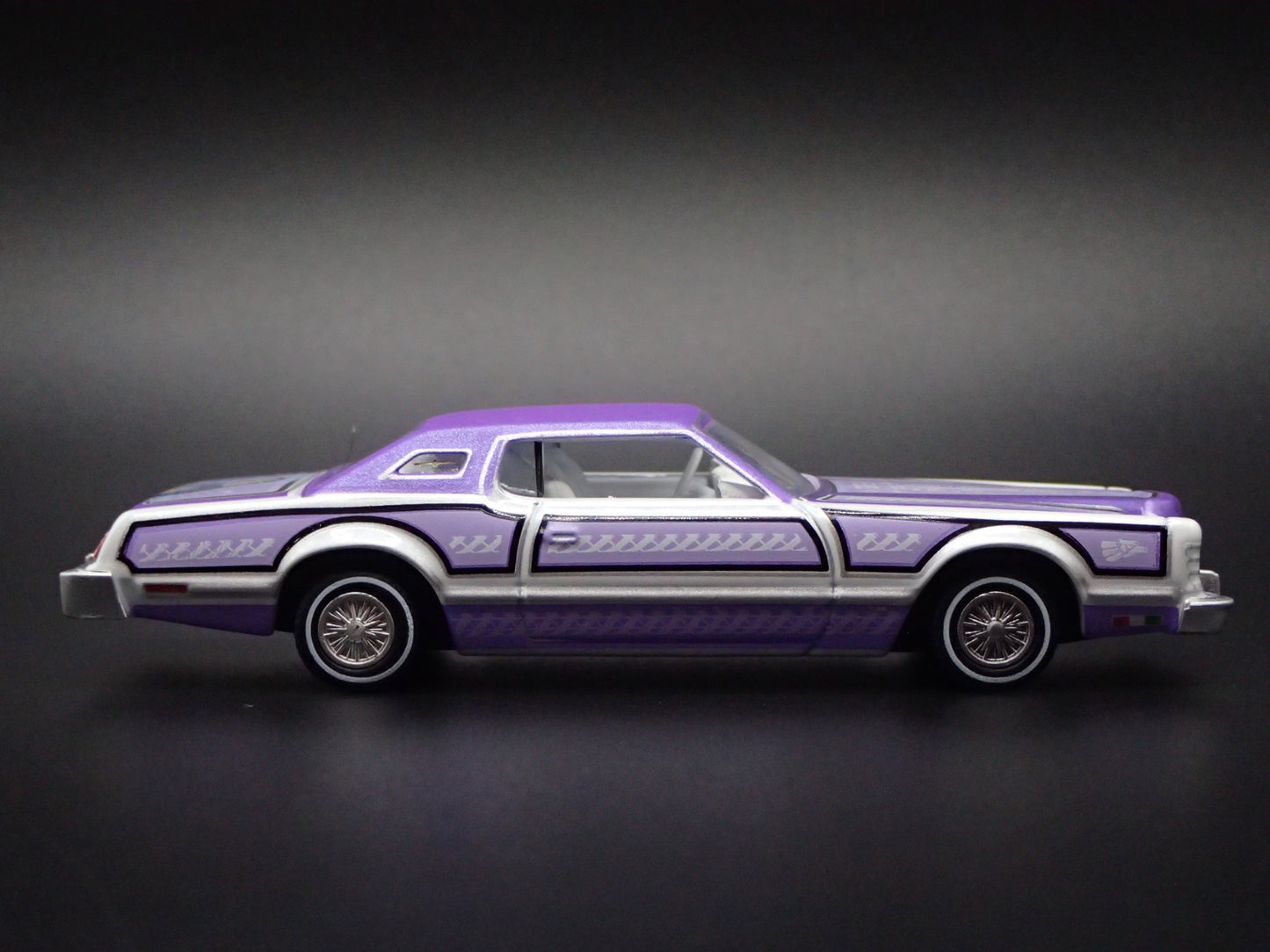 1973 73 FORD THUNDERBIRD LOWRIDER PURPLE 1:64 SCALE DIORAMA DIECAST MODEL CAR