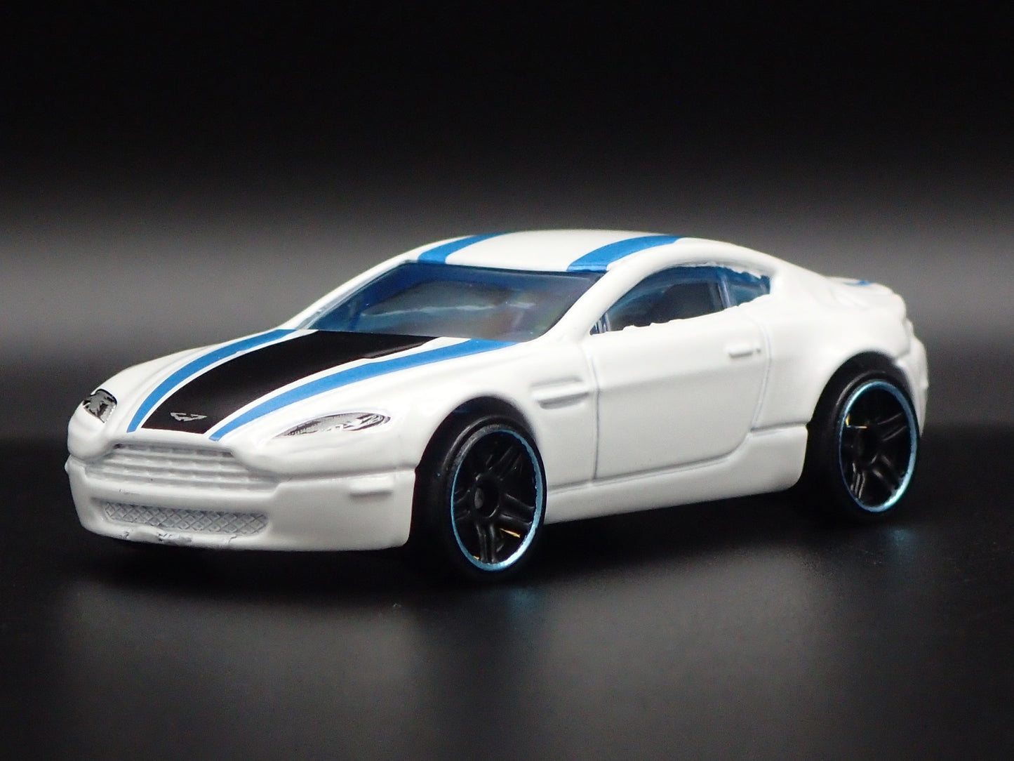 2006-2018 ASTON MARTIN V8 VANTAGE WHITE 1/64 SCALE DIORAMA DIECAST MODEL CAR
