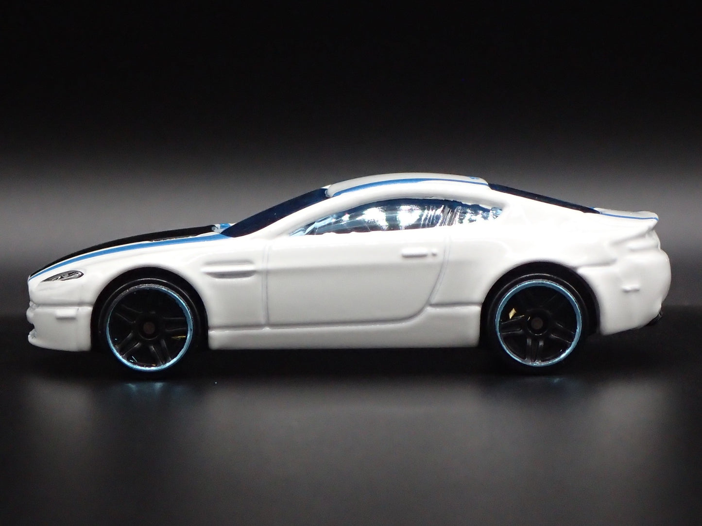 2006-2018 ASTON MARTIN V8 VANTAGE WHITE 1/64 SCALE DIORAMA DIECAST MODEL CAR