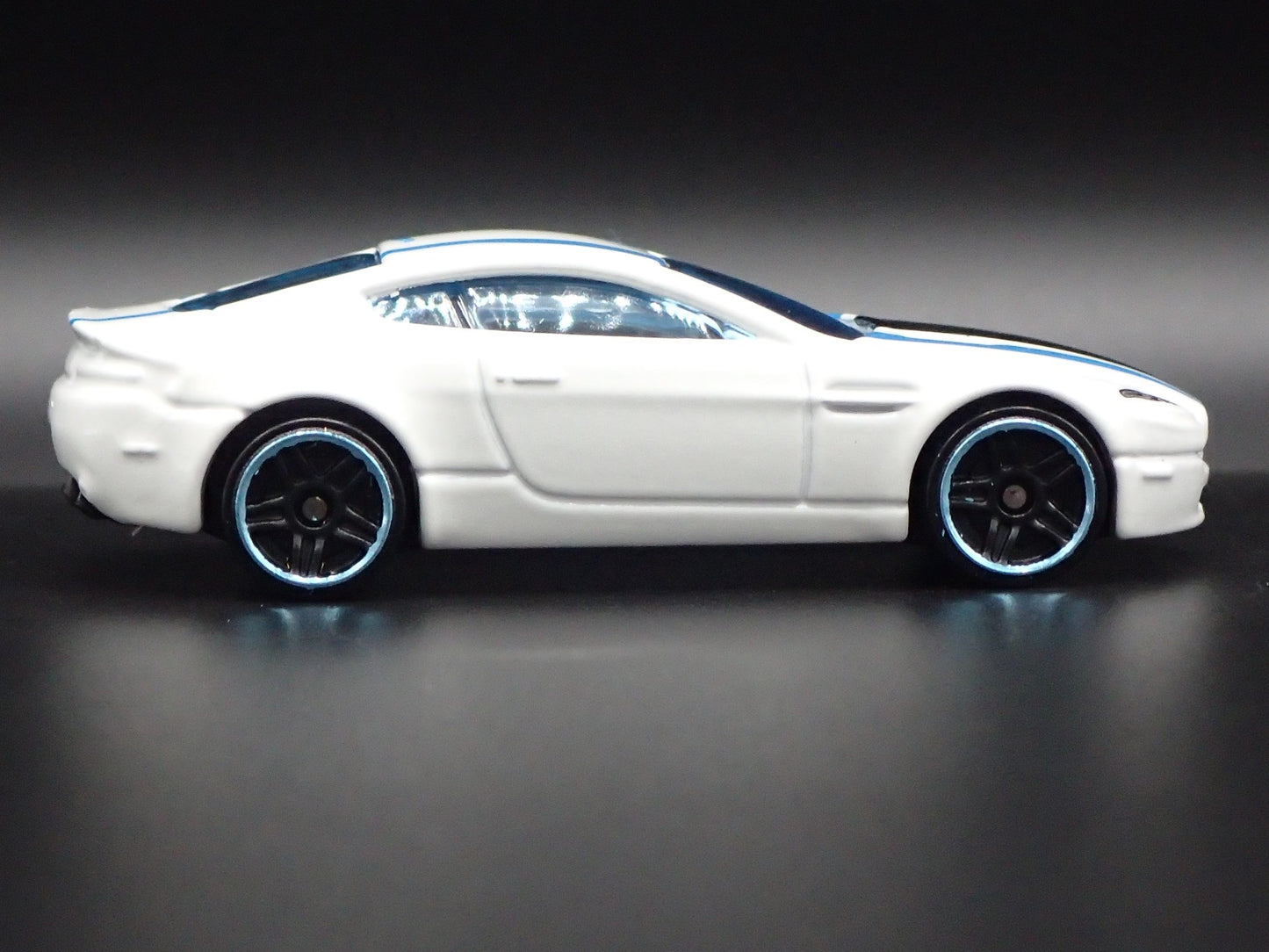 2006-2018 ASTON MARTIN V8 VANTAGE WHITE 1/64 SCALE DIORAMA DIECAST MODEL CAR