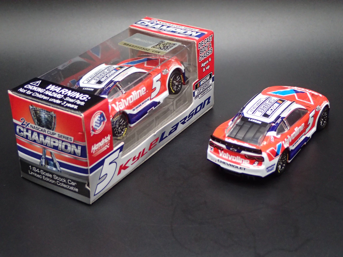 2025 25 CHEVROLET 5 KYLE LARSON VALVOLINE NASCAR CHAMPION 1:64 DIECAST MODEL CAR