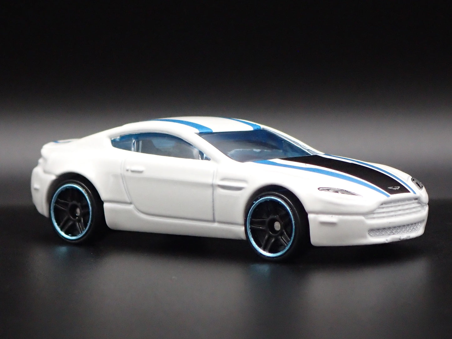 2006-2018 ASTON MARTIN V8 VANTAGE WHITE 1/64 SCALE DIORAMA DIECAST MODEL CAR
