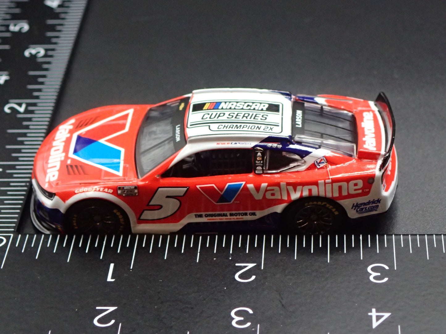 2025 25 CHEVROLET 5 KYLE LARSON VALVOLINE NASCAR CHAMPION 1:64 DIECAST MODEL CAR