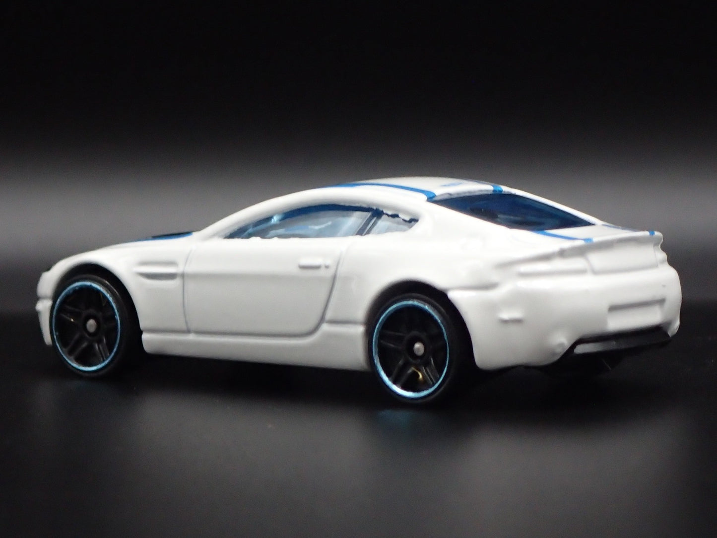 2006-2018 ASTON MARTIN V8 VANTAGE WHITE 1/64 SCALE DIORAMA DIECAST MODEL CAR