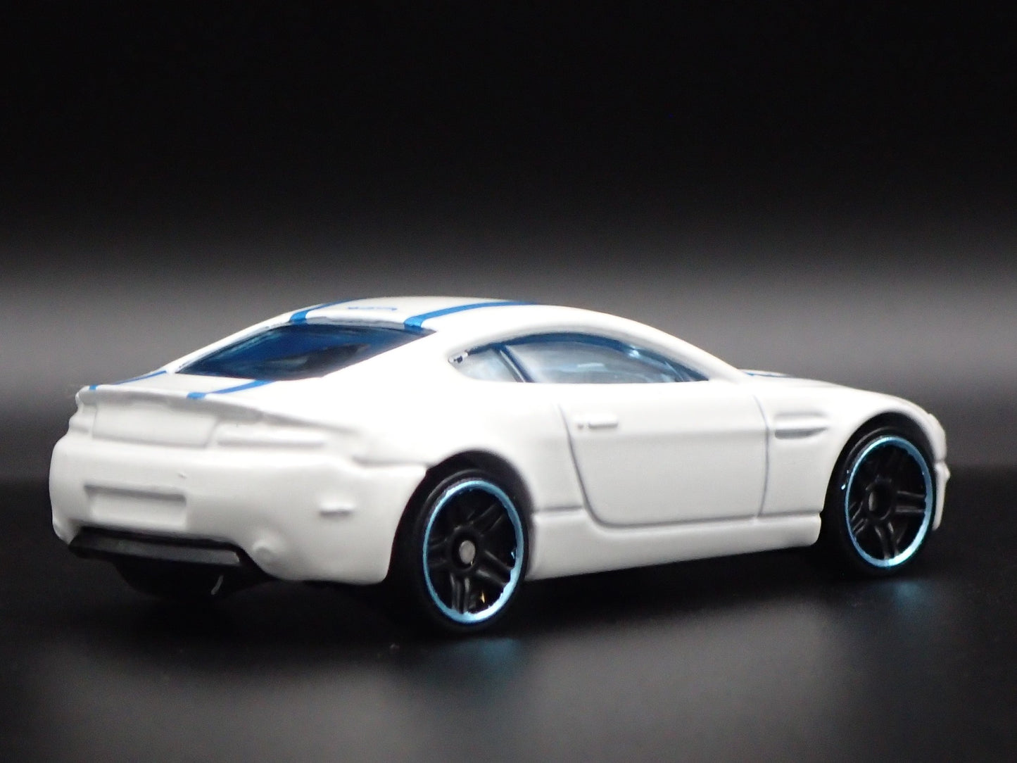 2006-2018 ASTON MARTIN V8 VANTAGE WHITE 1/64 SCALE DIORAMA DIECAST MODEL CAR