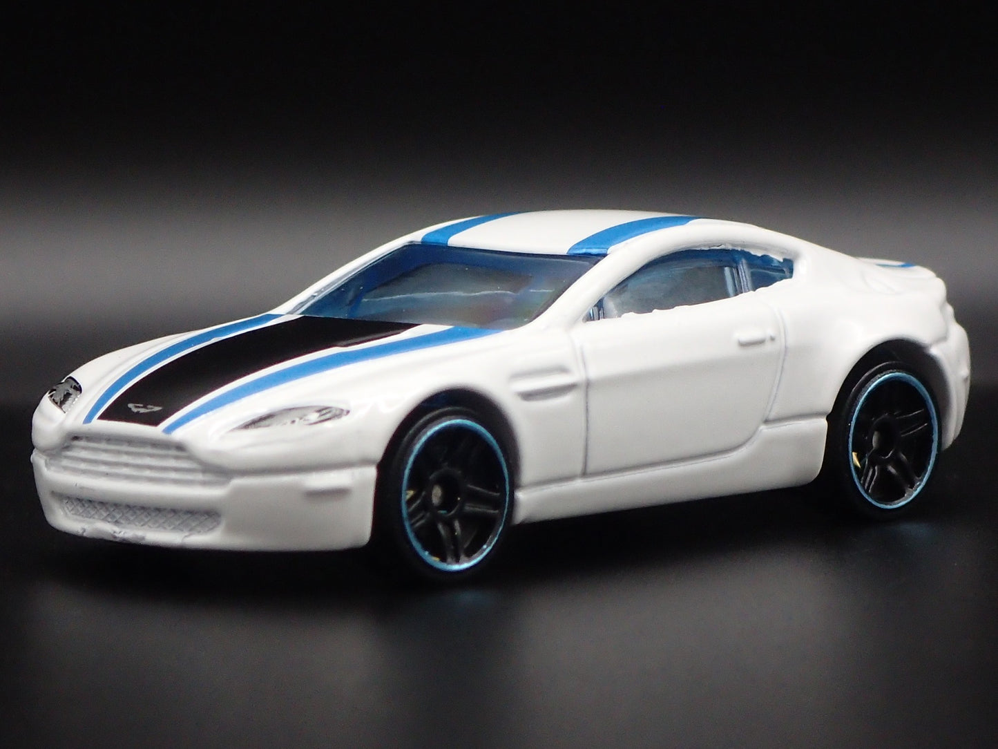 2006-2018 ASTON MARTIN V8 VANTAGE WHITE 1/64 SCALE DIORAMA DIECAST MODEL CAR