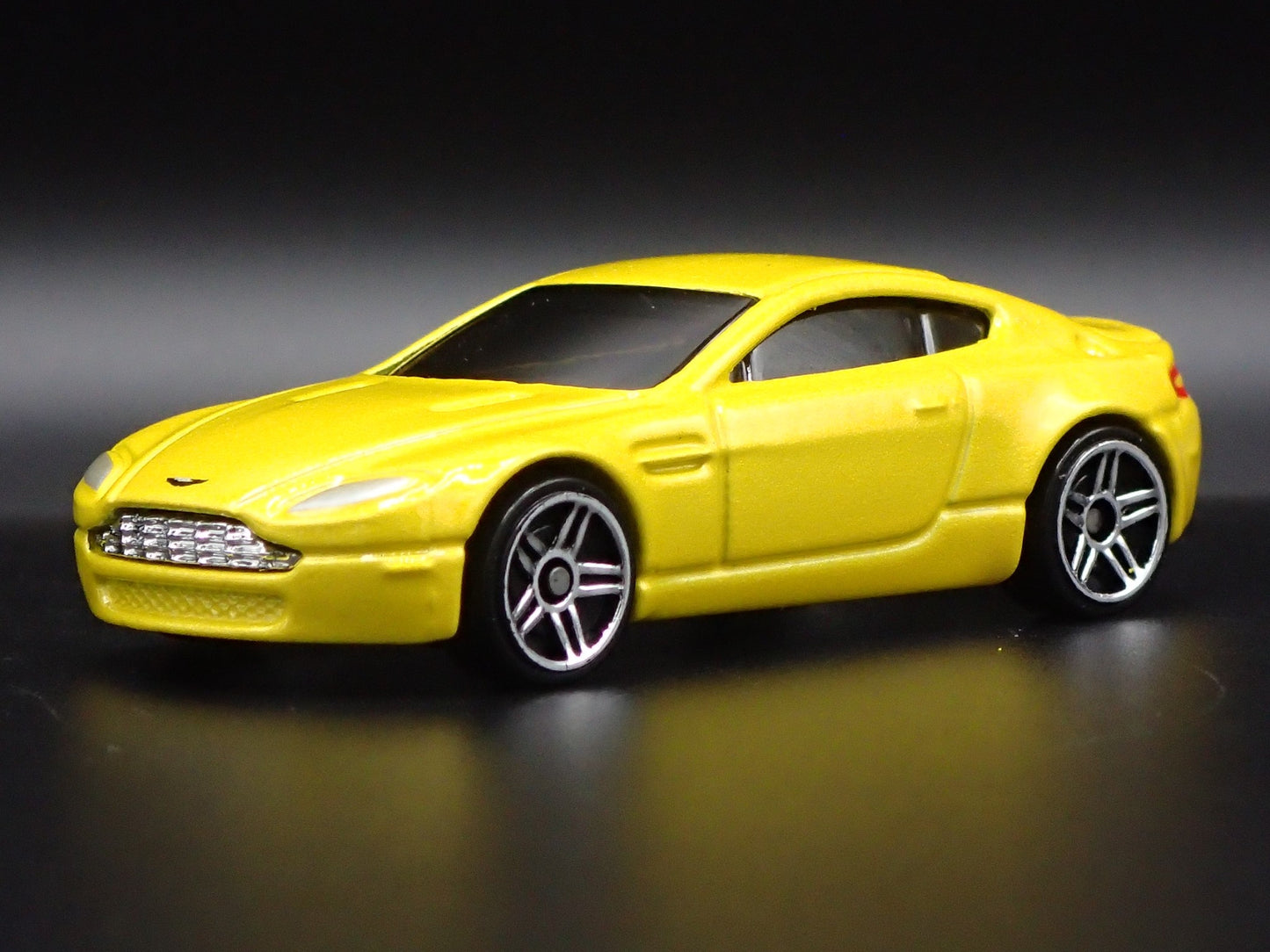 2006-2018 ASTON MARTIN V8 VANTAGE YELLOW 1/64 SCALE DIORAMA DIECAST MODEL CAR
