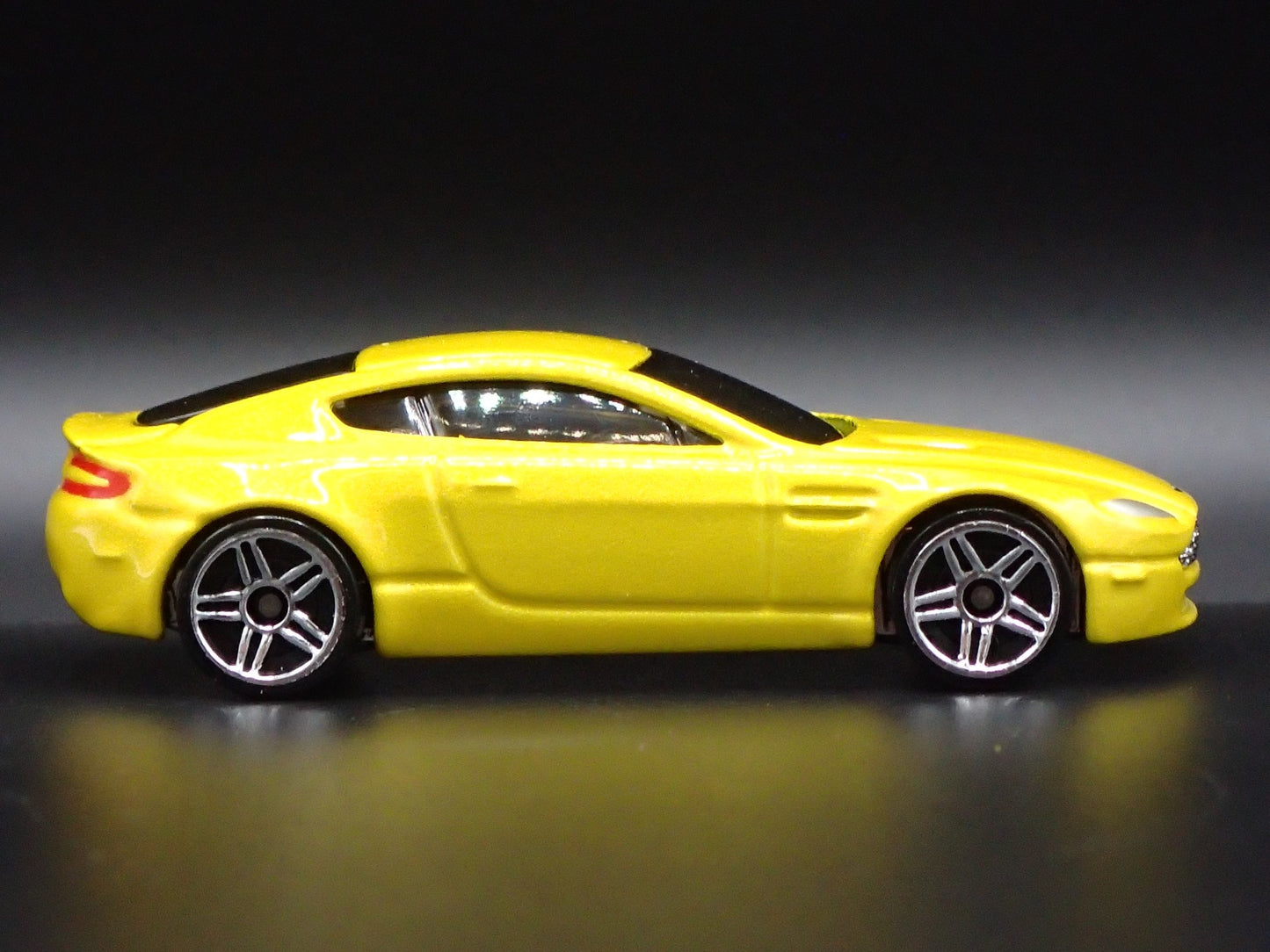 2006-2018 ASTON MARTIN V8 VANTAGE YELLOW 1/64 SCALE DIORAMA DIECAST MODEL CAR