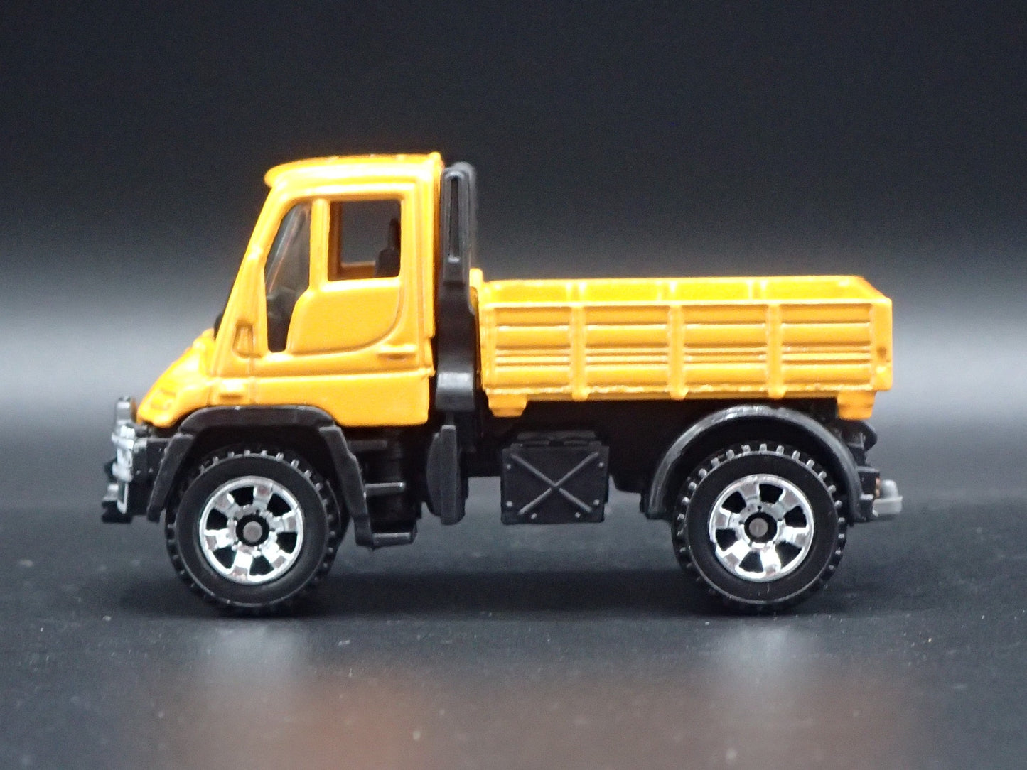 MERCEDES-BENZ UNIMOG U300 UTILITY TRUCK 1:64 SCALE DIORAMA DIECAST MODEL CAR
