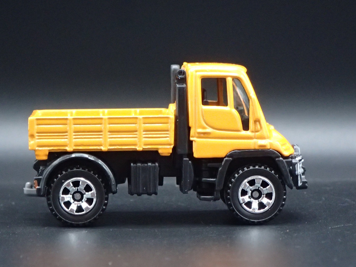 MERCEDES-BENZ UNIMOG U300 UTILITY TRUCK 1:64 SCALE DIORAMA DIECAST MODEL CAR