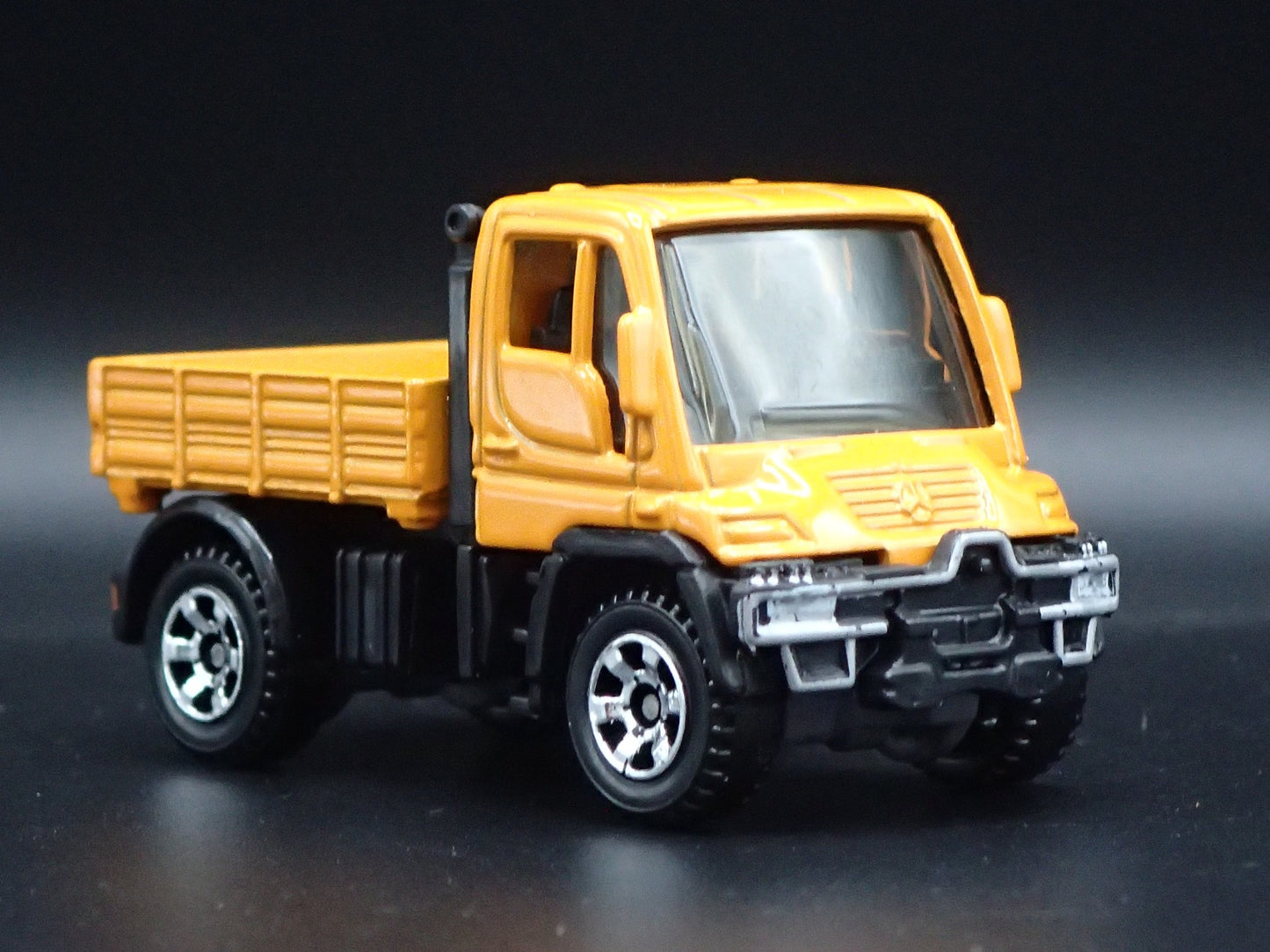MERCEDES-BENZ UNIMOG U300 UTILITY TRUCK 1:64 SCALE DIORAMA DIECAST MODEL CAR