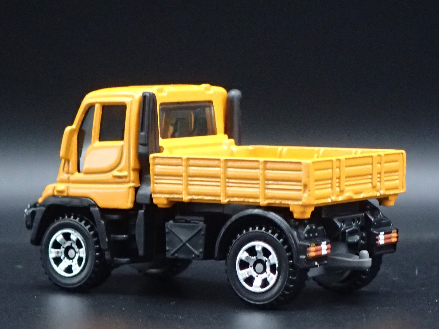 MERCEDES-BENZ UNIMOG U300 UTILITY TRUCK 1:64 SCALE DIORAMA DIECAST MODEL CAR