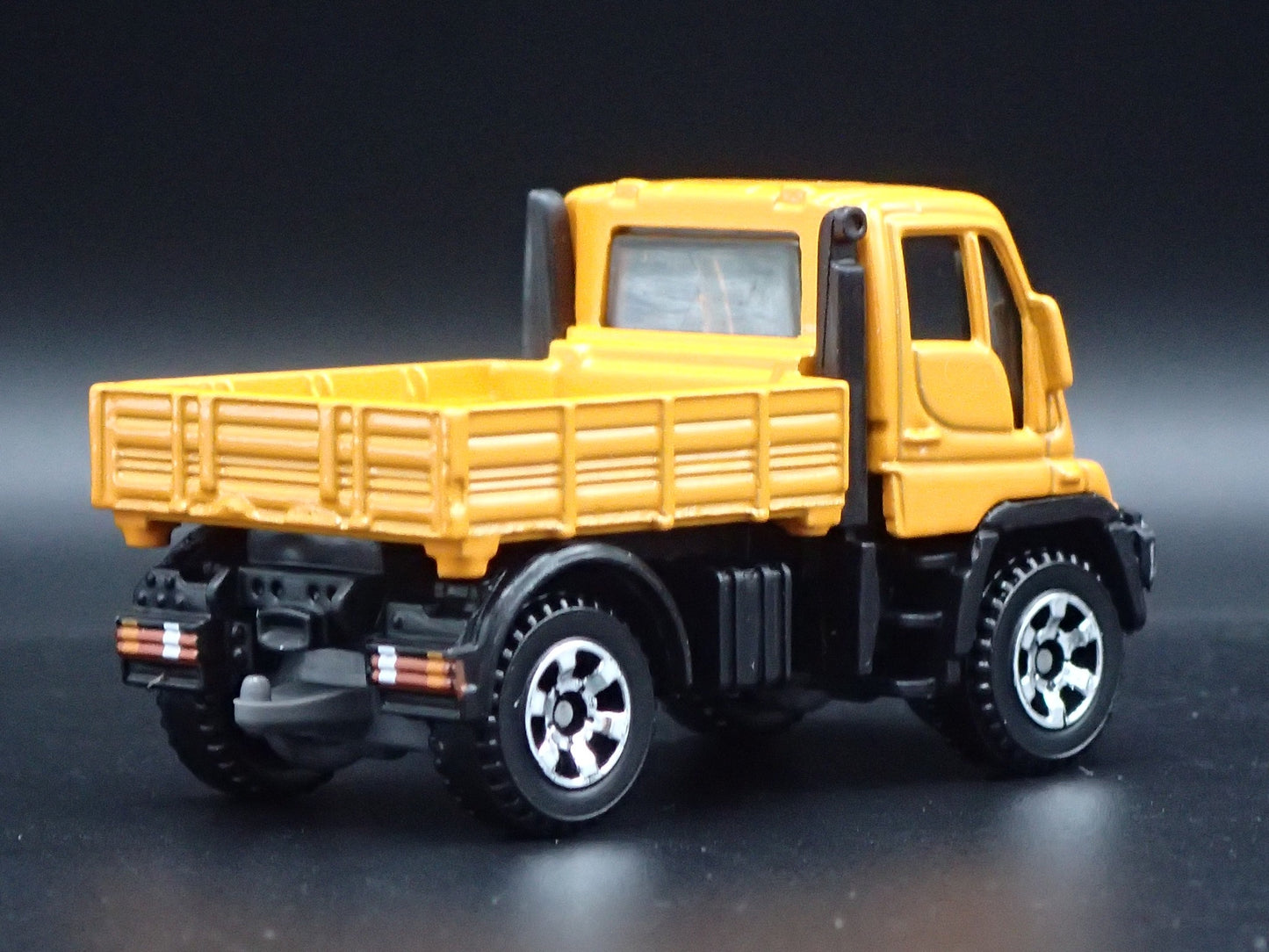 MERCEDES-BENZ UNIMOG U300 UTILITY TRUCK 1:64 SCALE DIORAMA DIECAST MODEL CAR