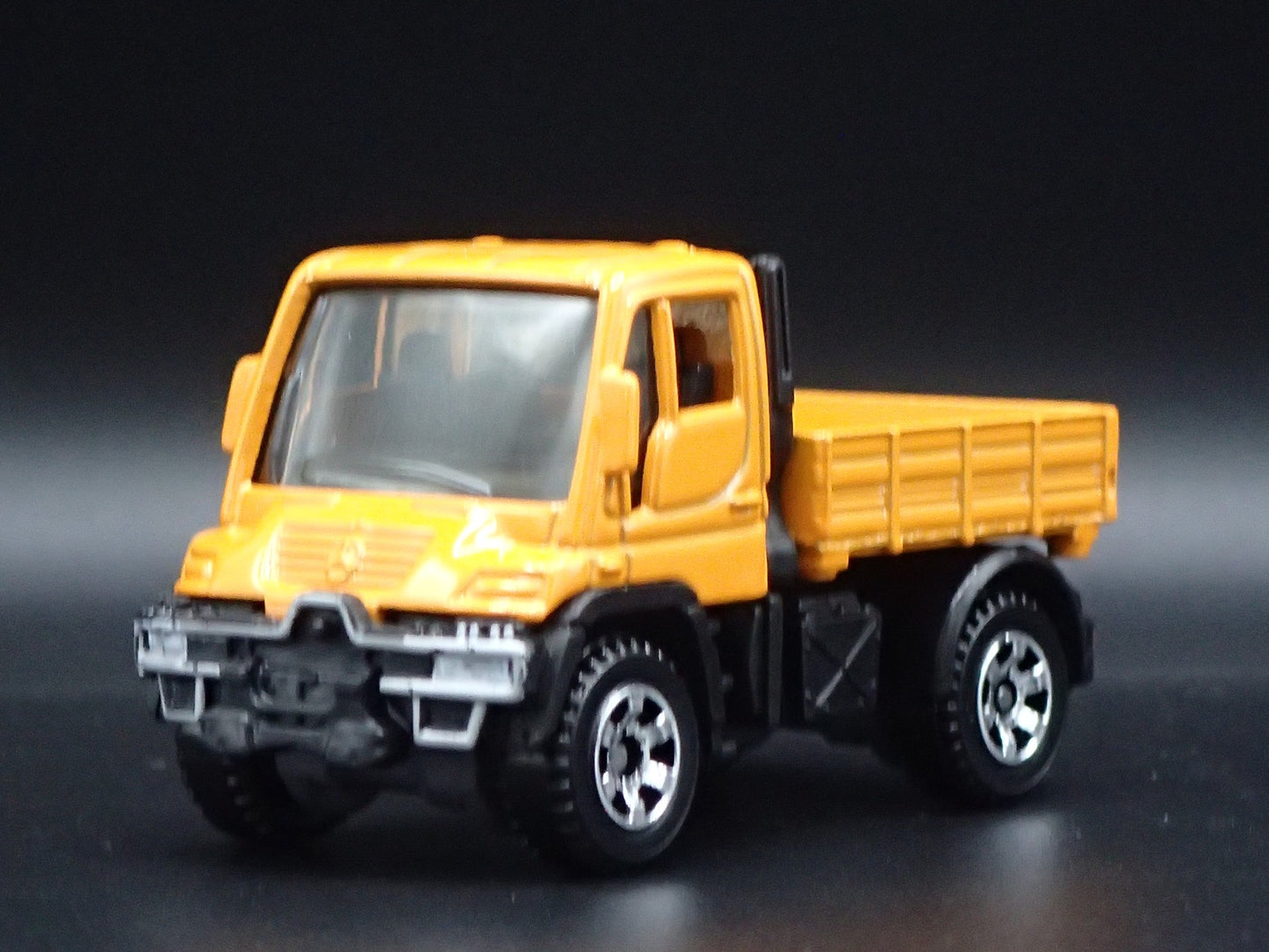 MERCEDES-BENZ UNIMOG U300 UTILITY TRUCK 1:64 SCALE DIORAMA DIECAST MODEL CAR