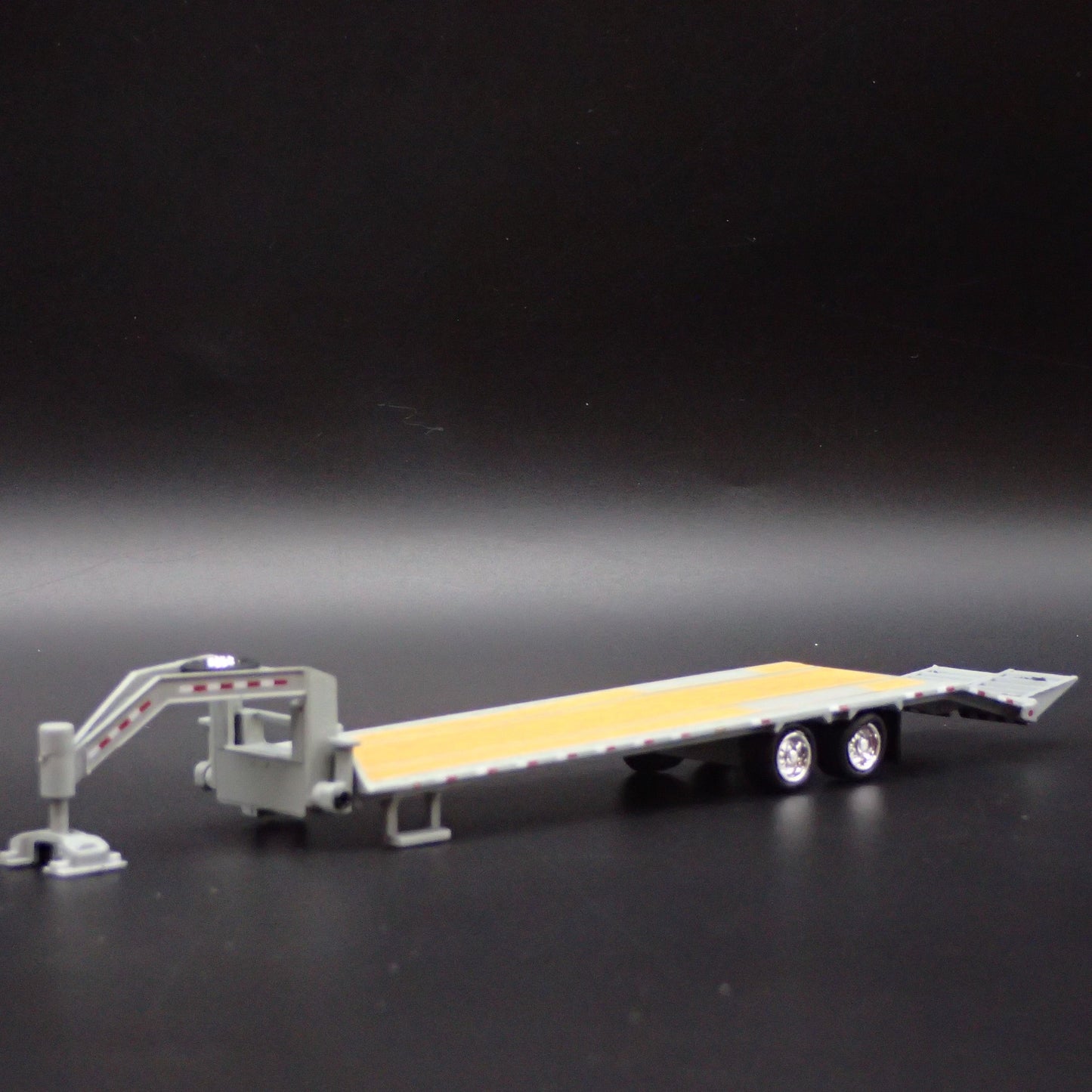 GOOSENECK FLATBED TRAILER w LOADING RAMP, HITCH 1:64 SCALE DIORAMA DIECAST MODEL