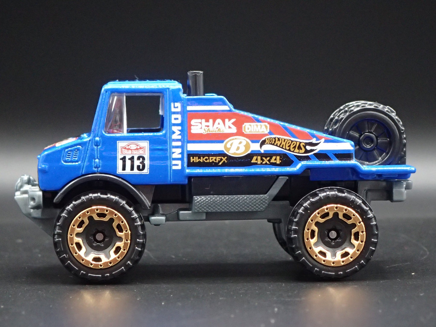 MERCEDES-BENZ UNIMOG 1300 UTILITY TRUCK 1:64 SCALE DIORAMA DIECAST MODEL CAR