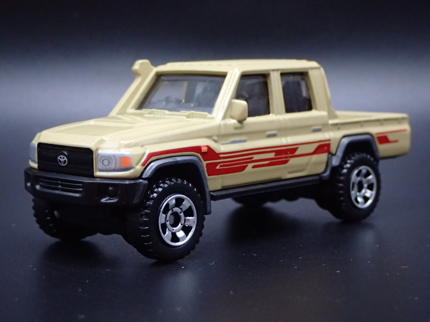 TOYOTA LAND CRUISER 78 SERIES DOUBLE CAB TRUCK 1/64 SCALE DIECAST MODEL CAR
