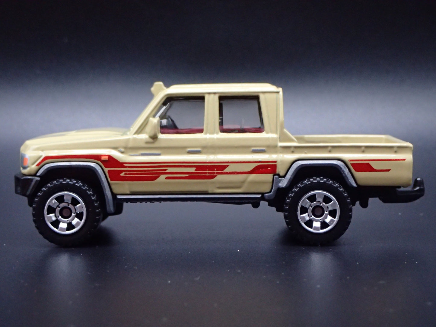 TOYOTA LAND CRUISER 78 SERIES DOUBLE CAB TRUCK 1/64 SCALE DIECAST MODEL CAR