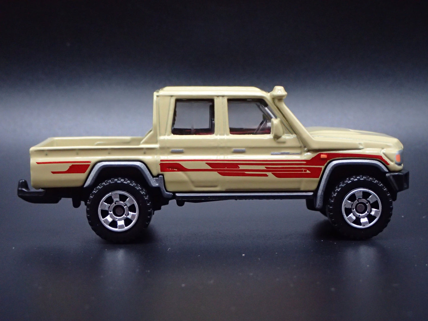 TOYOTA LAND CRUISER 78 SERIES DOUBLE CAB TRUCK 1/64 SCALE DIECAST MODEL CAR