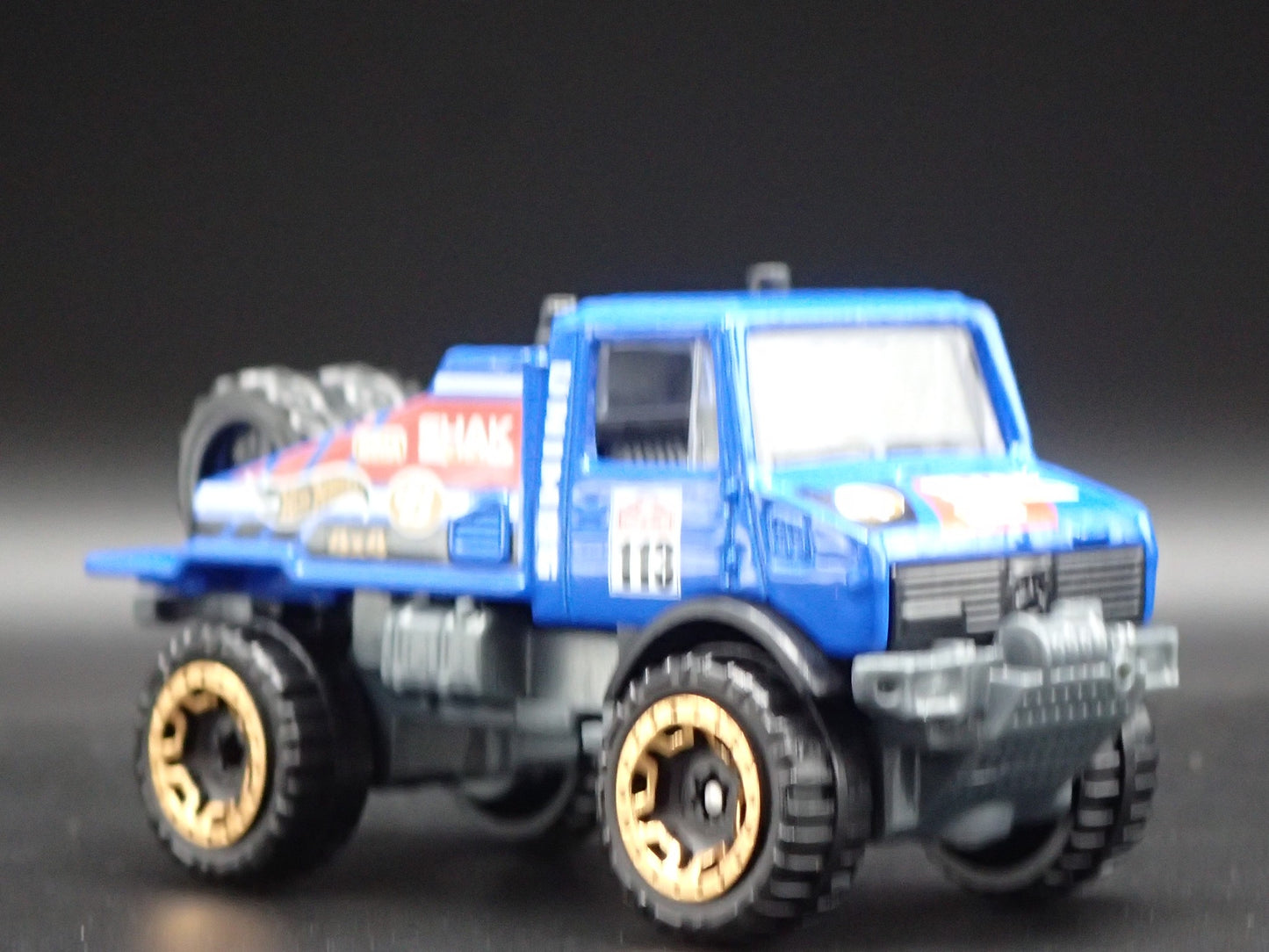 MERCEDES-BENZ UNIMOG 1300 UTILITY TRUCK 1:64 SCALE DIORAMA DIECAST MODEL CAR