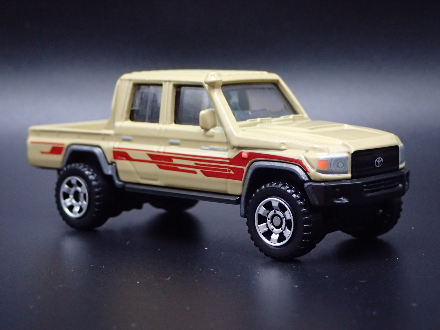 TOYOTA LAND CRUISER 78 SERIES DOUBLE CAB TRUCK 1/64 SCALE DIECAST MODEL CAR