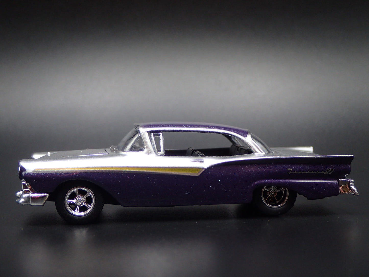 1957 57 FORD FAIRLANE 500 RARE 1:64 SCALE COLLECTIBLE DIORAMA DIECAST MODEL CAR