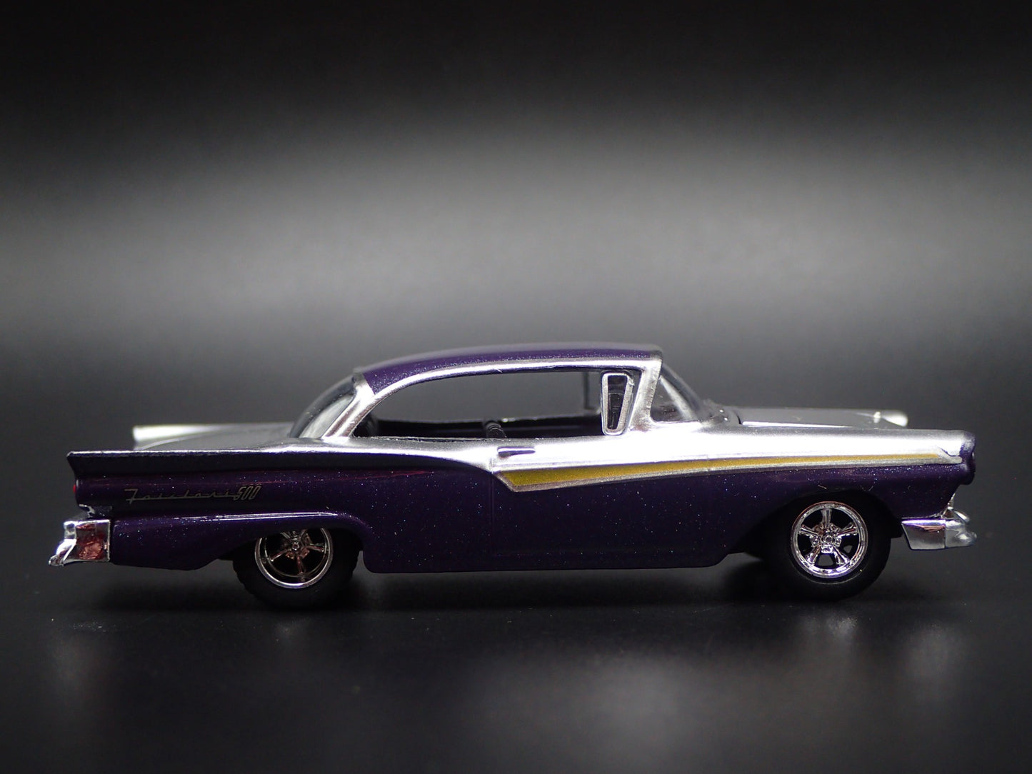 1957 57 FORD FAIRLANE 500 RARE 1:64 SCALE COLLECTIBLE DIORAMA DIECAST MODEL CAR